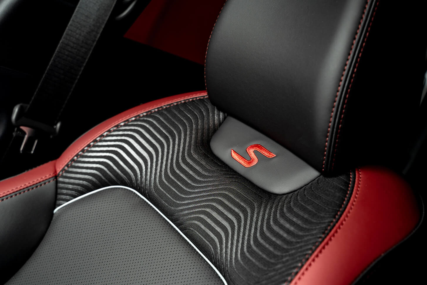 /img/cars/1637050943-interior_geely_Coolray_11.jpeg