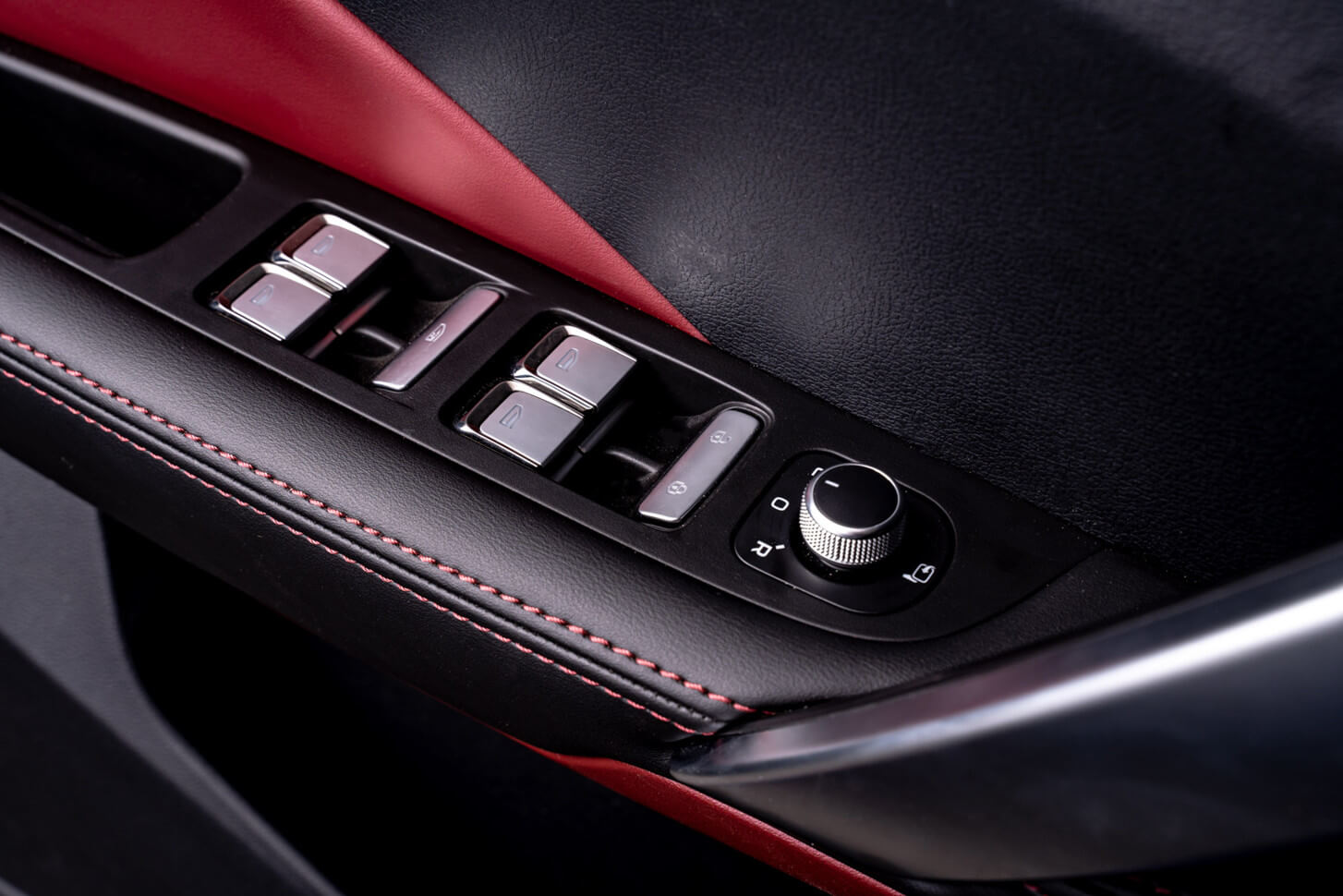 /img/cars/1637050944-interior_geely_Coolray_9.jpeg