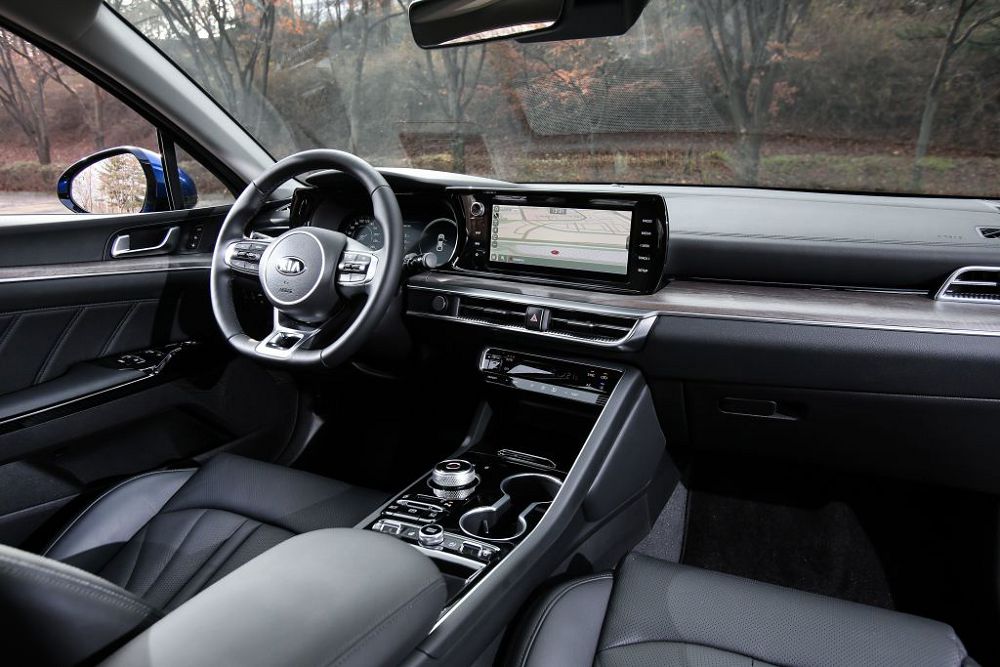 /img/cars/1637051647-interior_kia_K5_3.jpg
