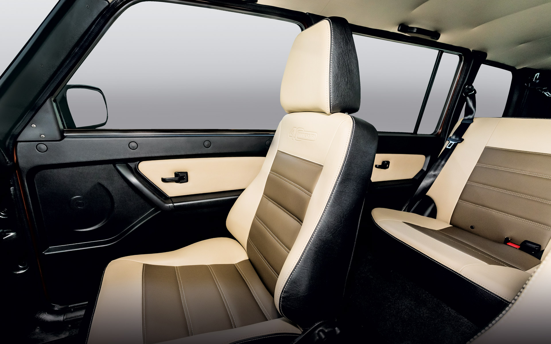 /img/cars/1637051967-interior_lada_4x4_5_dv_2.jpg