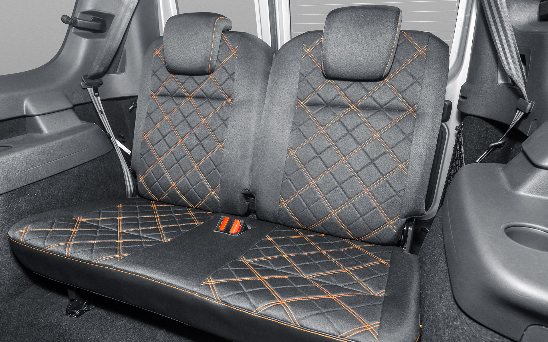 /img/cars/1637052162-interior_lada_Largus_Cross_6.jpg