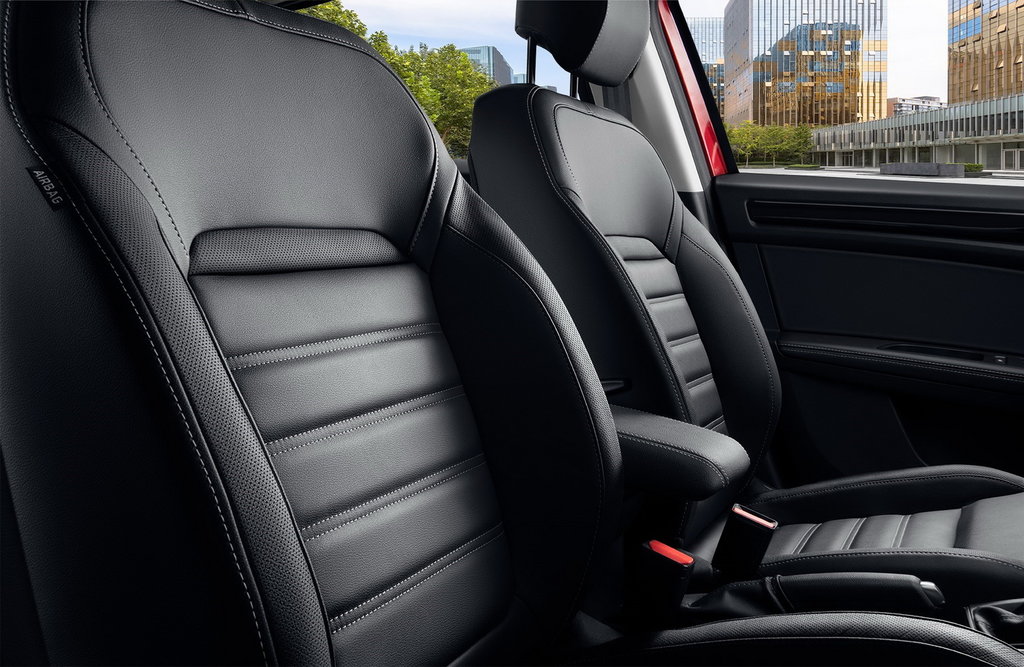/img/cars/1637052911-interior_renault_Arkana_7.jpg