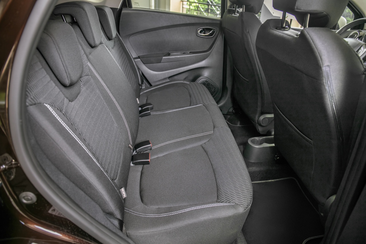 /img/cars/1637052955-interior_renault_Kaptur_New_6.jpg