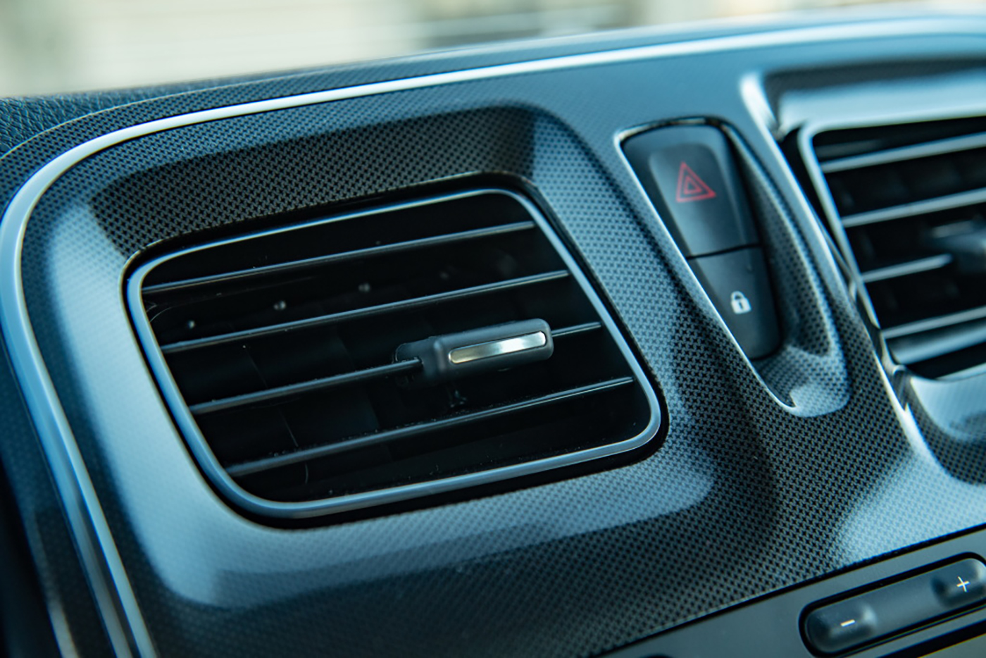 /img/cars/1637052994-interior_renault_Logan_Stepway_5.jpg