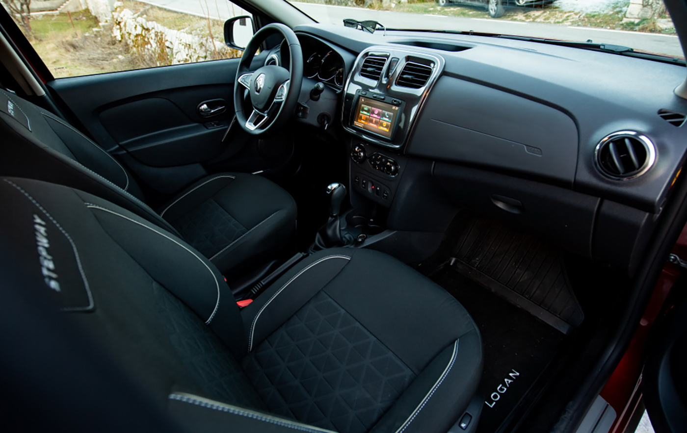 /img/cars/1637052994-interior_renault_Logan_Stepway_6.jpg