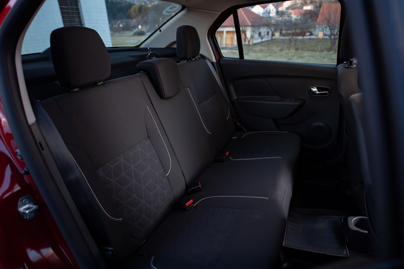 /img/cars/1637052994-interior_renault_Logan_Stepway_7.jpg