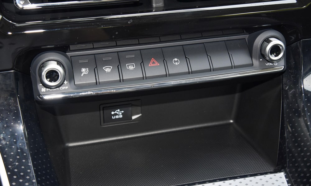 /img/cars/1683010059-m6-21.jpg